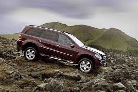  Это автомобиль Mercedes Bens GL класса. Что представляет собой этот автомобиль?  Это удлинненый внедорожник. Серия  полноразмерных кроссоверов люкс класса. Так что для среднего класса он просто будет не покарману.