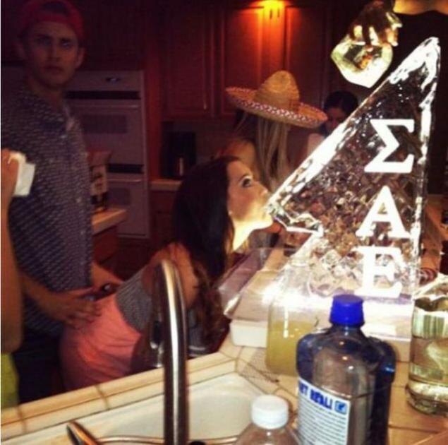 Полтора года назад расстались с парнем. Не общались, так как он считал, что я ему изменила. Однако буквально пять дней назад он заявляется ко мне с цветами и кольцом, заявляя, что хочет на мне женится. Говорит, что долгое время следил за мной и, поняв, что я до сих пор ему верна, решился.