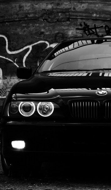 Эти чудесные фары от BMW были разработаны в далеком прошлом, но до сих пор являются предметом восхищения автолюбителей и фанатов марки. Светодиодная лента, закрепленная незаконченной окружностью. И все. Ничего лишнего. Но сколько же эмоций это вызывает! Машина словно "добреет" в своем взгляде. Такая ярко выраженная отделка фар в наше время очень распространена, особенно это видно на международных автомобильных выставках. Но те дизайнерские решения с применением такой светодиодной и LED ленты не делают образ автомобиля законченным. Они делают его взгляд "злым", узкие фары, окантованные лентой, добавляют к дизайну остроты и пикантности. Но не того морального удовлетворения владельца при взгляде на саму машину. "Ангельские глазки" были и есть прорывом в этой области автомобильного экстерьера. 