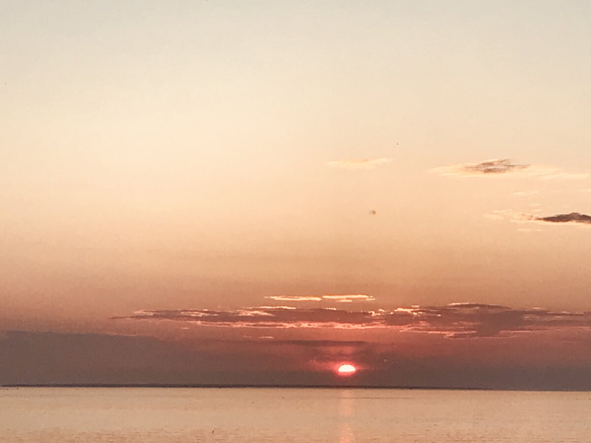 The photo was taken a few minutes before the sunset in Tallinn on 16 May 2018 (at about 9.45 pm). You can see the last glow of the sunset (последние лучи солнца).