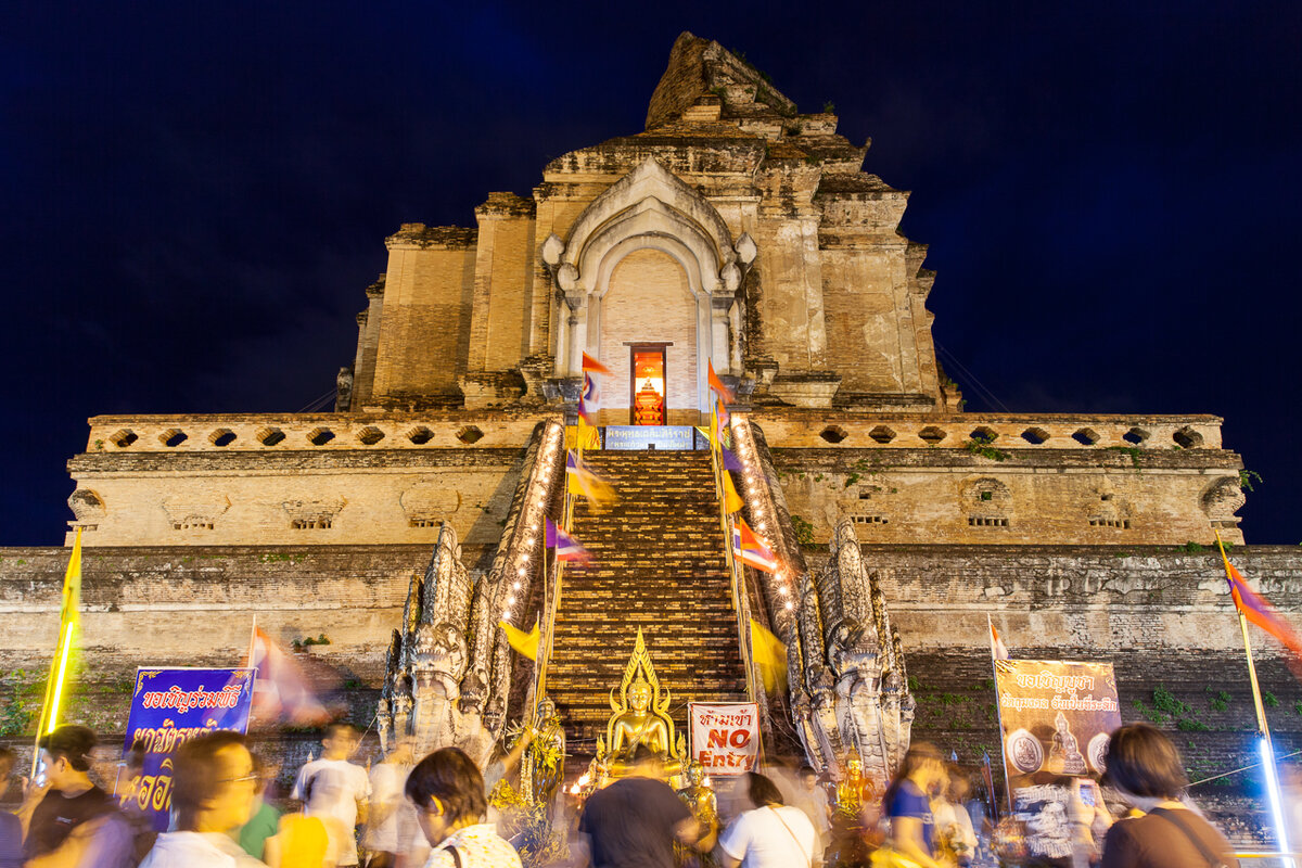 Древняя ступа в храме Ват Чеди Луанг в период фестиваля в честь начала сезона дождей