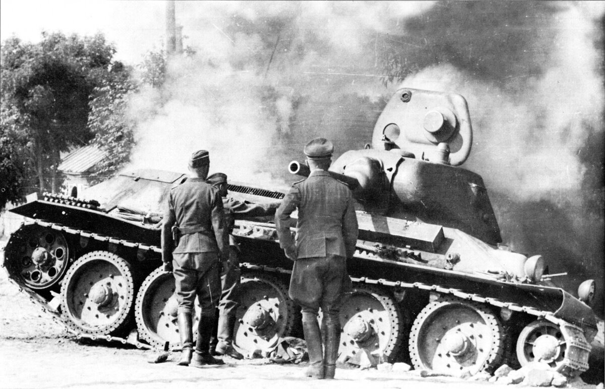  Сейчас, у многих исследователей которые слишком сильно доверяют мемуарам немецких танкистов и используя какие-либо личные выводы, приходят к мнению что советские Т-34 и КВ-1 были «чудо-оружием»...