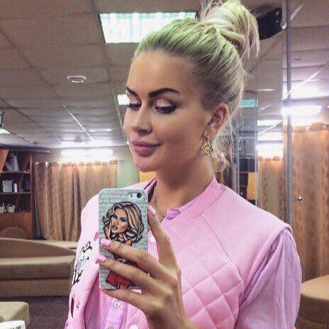 💥 Элина Камирен подаёт в суд на "Дом-2" за публикацию интимного видео! 
31-летняя звезда "Дома-2" Элина Камирен подаёт в суд на популярное телешоу. Причиной для обращения в высшую инстанцию послужил видеоролик, прошедший в эфире и опубликованный на сайте проекта, в котором абсолютно нагая знаменитость ласкает себя во время эротического танца. По словам девушки, её личное видео распространили по Сети хакеры, взломавшие онлайн-хранилище "Облако". Однако по запросу Элины российские соцсети, в которые мгновенно попал компромат, быстро удалили его со всех своих платформ и ещё в течение двух недель отслеживали появление новых копий, войдя в положение Камирен.💥