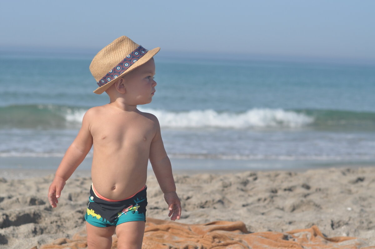 Ребенку лучше выходить на пляж не раньше, чем на второй-третий день