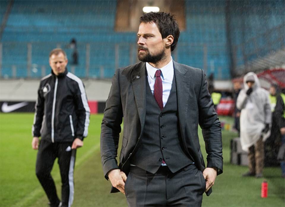 В образе собственно тренера футбольной команды в одноимённом фильме Тренер.