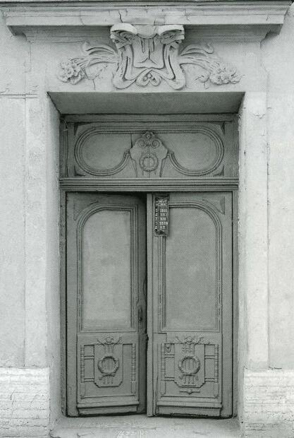 Оригинальные двери парадной, ныне утрачены
