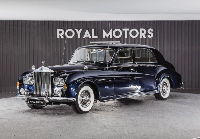 
Статусный и статный Rolls-Royce Phantom V.
