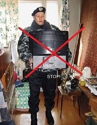Кредитный должник должен помнить, что если у него возникают сомнения касательно правильности оформления актов описи имущества и его ареста, то он имеет полное право не подписывать никакие документы, которые предлагают ему сотрудники судебных приставов. Те в свою очередь нарушат закон, если будут принуждать гражданина расписаться в документах. Также нужно учитывать, что судебные приставы могут передавать права на арестованное имущество непосредственно заемщику или его ближайшему родственнику (родственникам тоже есть чего остерегаться).