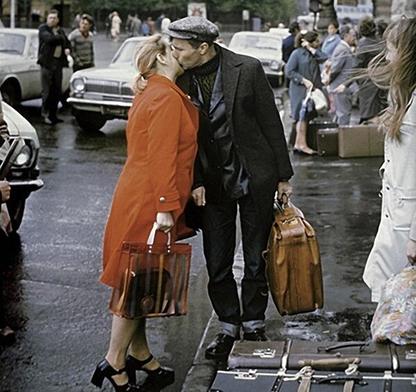 Василий Шукшин уезжает на съёмки фильма и прощается со своей женой Лидией Федосеевой-Шукшиной. Маленький Владимир Кузьмин со скрипкой.