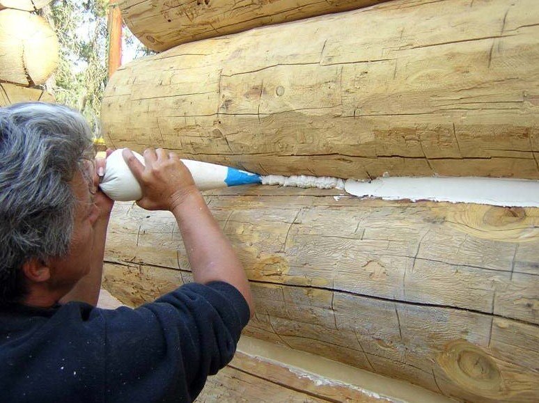 Чем заделать швы между брусьями в деревянном доме