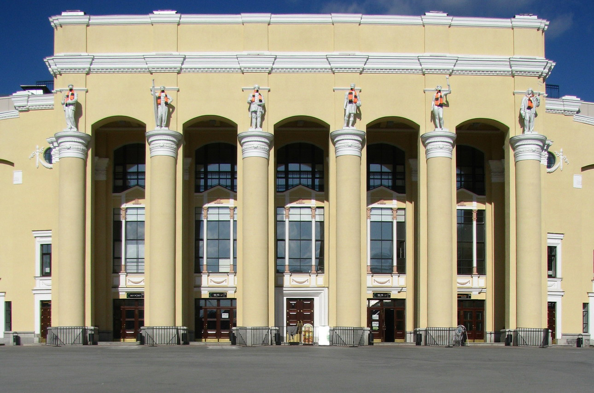 скульптуры: фрезеровщик, лыжница, стрелок, футболист, девушка с факелом, сталевар (фото до реконструкции)