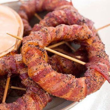 Луковые кольца в беконе 