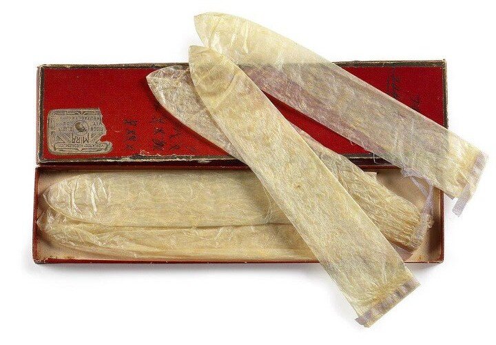 Презервативу очень много лет, но он был далеко не самым первым и не самым популярным средством предохранения и популяризировался только ближе к 19 веку (на фото как раз версия 19 века).