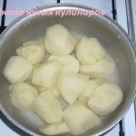 1. Картошку отварить в мундирах или без них. Как варить картошку без мундиров, можно посмотреть тут.