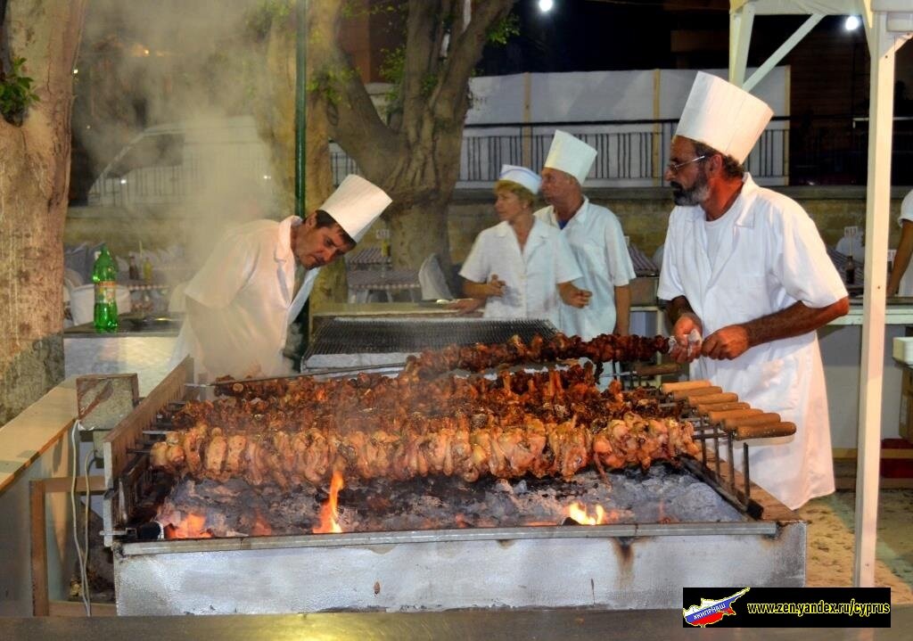 Куриная и свиная сувла на Винном фестивале в Лимассоле