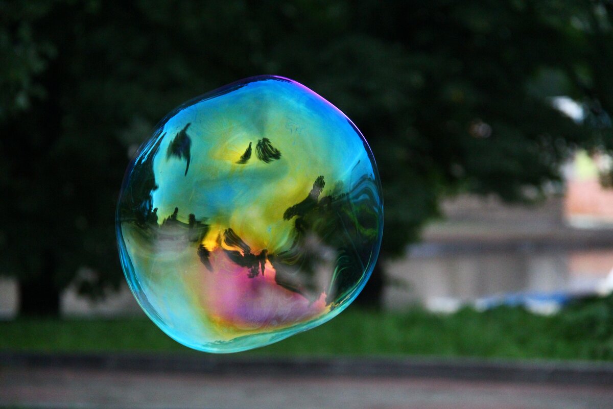 Чем людей цепляют другие люди? Поступки, привычки, внешность, характер. Кого-то привлекает что-то определенное, кого-то все и сразу. Не важно будь то глаза, в омут которых ты смотришь и словно тонешь в их глубине каждый раз или милая улыбка, которая, на удивление, пугает других и окружающие совершенно не находят в ней ничего привлекательного. Дыхание. Или, быть может, шелковистые волосы, будто непослушные от ветра. А может и вовсе татуировки, что-то значащие для этого человека, несущие некий сокровенный смысл. Может, само тело, казалось бы непримечательное, но привлекательное для тебя. Возможно, человек, к которому ты неровно дышишь однажды сделал что-то, что запало тебе в душу. Ты мог влюбиться в человека, а мог в моменты, связанные с ним. Или и в то, и в то. 
Не важно, что тебя привлекает в нем. Для тебя не важно его темное прошлое или его минусы во внешности и характере. Любовь - то чувство, когда ты закрываешь глаза на все минусы человека и замечаешь только лучшее. Поэтому и говорят, что любовь слепа. В этом и плюсы и минусы этого чувства.
