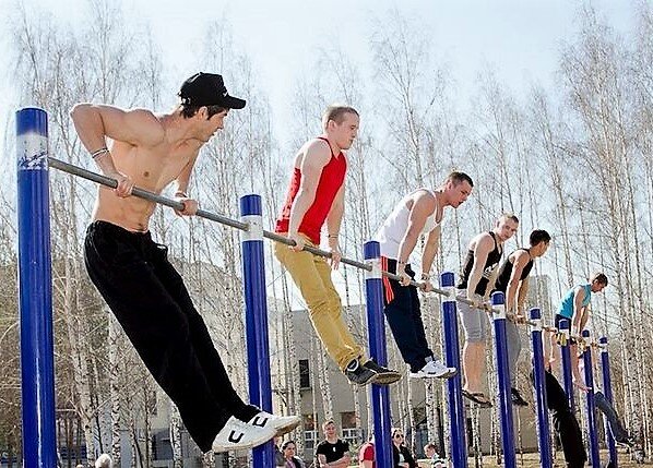 Парень на спортивной площадке