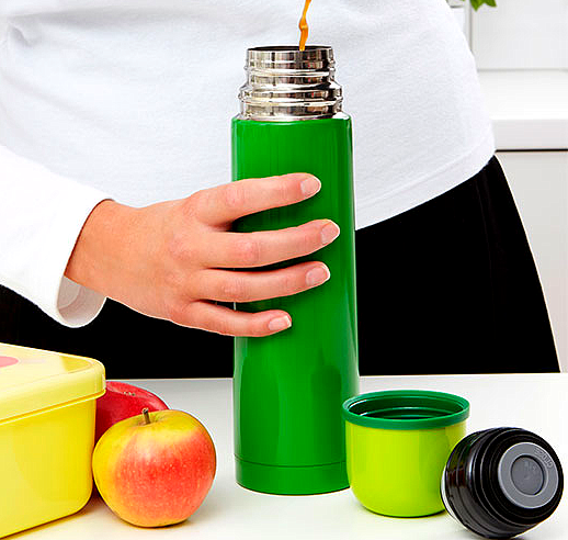 Термос с горячим чаем