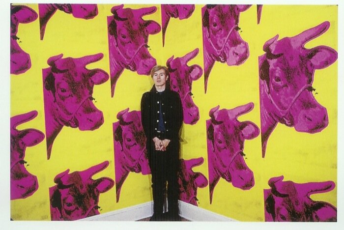Великий и ужасный Энди Уорхол. На фоне одна из его работ