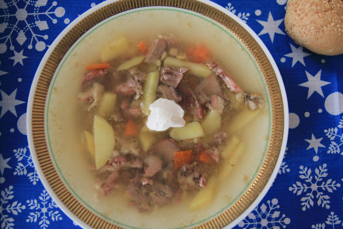 Ароматный, наваристый и горячий гороховый суп из копченой рульки - то, что нужно для внезапно наступивших холодов.