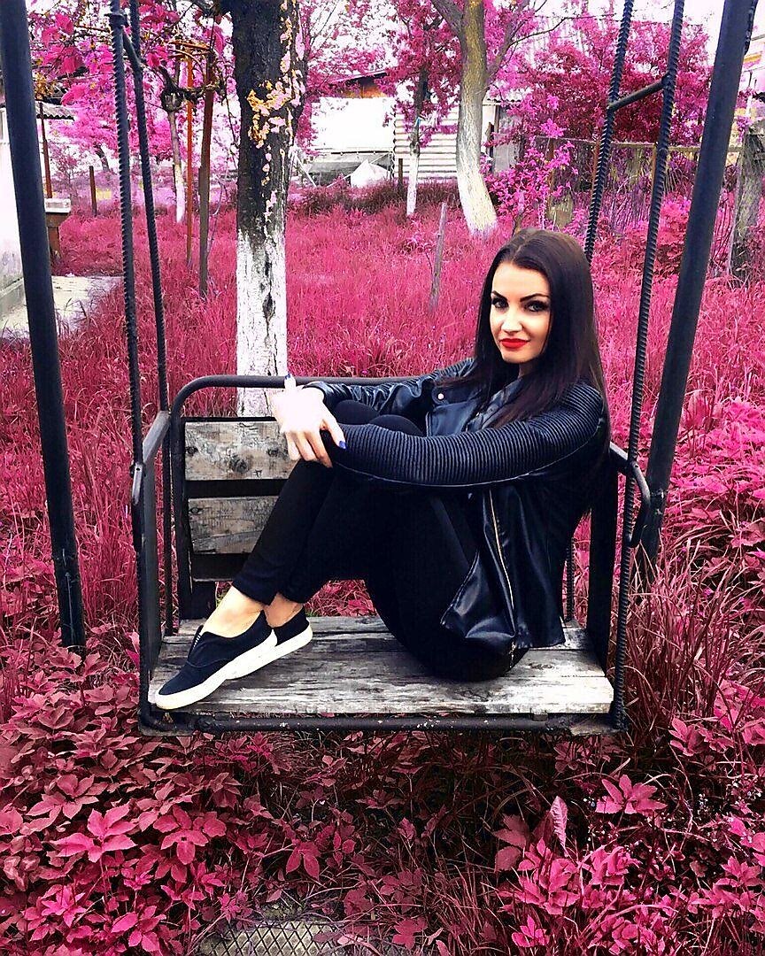 Муж тайно привел любовницу... Первые пару дней я даже не подозревала, что у нас в гараже другая женщина, мне он говорил что ремонтирует машину допоздна, а сама я туда не хожу. И вот в очередной раз придя с работы он направился туда, а телефон оставил на столе, подхожу и вижу смс: "все в норме, я на месте" . 
Смс пришло от мужского контакта, но это только добавило подозрений... так долго прихорашивался, чтобы просто встретить друга и пойти с ним чинить машину в гараже ? 
Что-то тут не так - подумала я. 
Выписала этот номер и решила позвонить, трубку взяла девушка, на заднем фоне я услышала его, моего мужа.. Я молча бросила трубку, растерялась. 
Слезы невольно катились щекам. 
Пойти туда и во всем разобраться, мне не хватало смелости, ведь я знаю что я его не брошу, я просто не вижу смысла жить без него. 
Решила на следующий день пойти в гараж, пока муж на работе. 
Захожу в гараж и вижу такую маленькую, худенькую девочку, по виду лет 19-20... 
Я предлагала ей денег, говорила, что буду платить ей за учебу, потом устрою ее на работу, она рыдала и говорила, что это не из-за денег, ей ничего не надо, она просто любит моего мужа. Любит МОЕГО мужа. Я кричала на нее, я угрожала ей, я даже ударила ее. Она только плакала и извинялась. Потом мы плакали уже вместе. Плакали долго, а потом я ушла обратно, в дом, я просто не знаю что делать... Она пообещала, что не скажет мужу о моем "визите". Да, я тоже не сказала мужу, что знаю о ней. Вот уже который день я молчу.. Я не готова разводиться с ним. За эти годы мы так срослись с ним в одно целое, что я не представляю, как мы можем быть не вместе. 
Что я представляю из себя? Я взрослая женщина, которая работала на кого-то не помню когда. Я не знаю, что мне делать.. 