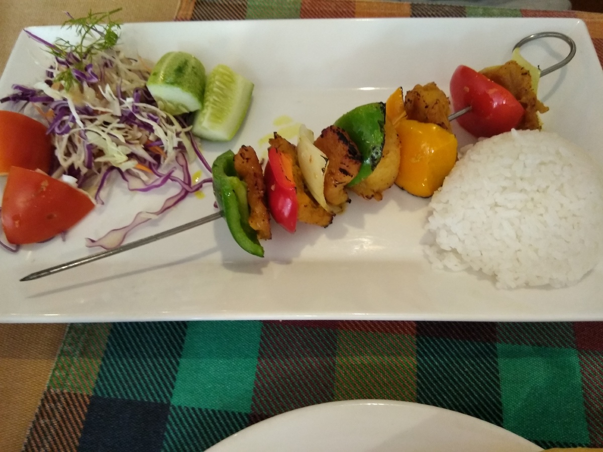 Мясо крокодила очень нежное. По вкусу что-то между курицей и рыбой.