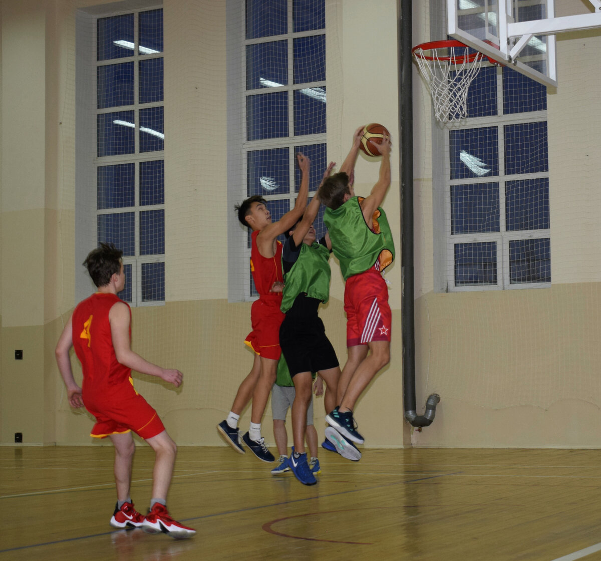 24 ноября 2018г. на базе АУ "Нефтеюганский политехнический колледж" состоялось открытие чемпионата по баскетболу среди школ города, а также первые игры. 
На параде открытия приветственное слово и свое напутствие игрокам выразили: бронзовый призер России по баскетболу и тренер команды РН-Юганскнефтегаз - И.В. Гайденрайх и руководитель физического воспитания и спорта колледжа - Н.О. Ещаулов. 