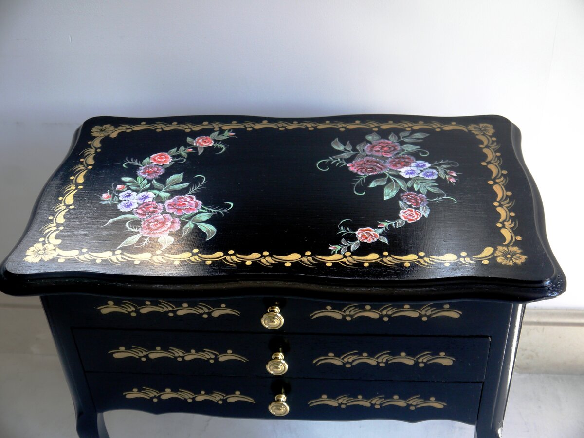 Столик с декором акриловыми красками