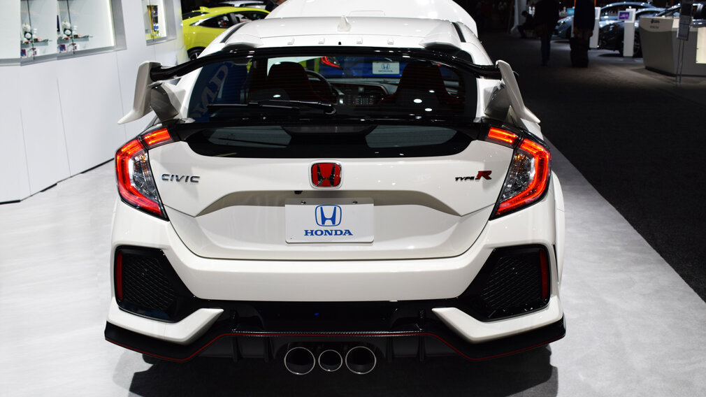 Наши корреспонденты не могли пройти мимо Civic Type R на выставке: ведь автомобиль притягивает к себе взгляд броским и агрессивным дизайном.