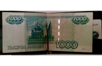 Питание – один из важнейших факторов, который влияет на здоровье и способность работать. Каждому хочется вкусно есть, потребляя только здоровые продукты. Но это не всегда получается сделать, особенно в условиях экономического кризиса. Однако, прожить достойно, питаясь вкусно и полезно, возможно, если учитывать определенные рекомендации и следовать правилам. Конечно, для кого-то 1000 рублей – это небольшая сумма. Позавтракать возле работы за 300, а затем пообедать за 400 – уже 700 рублей. Еще 300 потратить на ужин, вот и разошлась 1000 за день. Мы же расскажем, как есть вкусную пищу, тратя на еду только 1000 рублей в неделю. 
Первое, что нужно брать во внимание, - это магазин, в котором вы обычно покупаете продукты. Этот пункт очень важен, поскольку позволит вам грамотно подойти к расходам каждый раз, когда вы соберетесь идти за покупками.

Супермаркеты и магазины

Наиболее низкие цены на пищу сегодня наблюдаются в супермаркетах. Это могут подтвердить люди из Москвы, Санкт-Петербурга, а также маленьких городов нашей Родины. Ашан и Лента – известные сети супермаркетов, а потому еда в них может стоить дороже. Чтобы извлечь из покупок максимальную выгоду, рекомендуем приобретать продукты в тех супермаркетах, что расположились на окраинах ваших городов, а также в тех, где проводятся регулярные акции на определенные группы товаров. Скидки и акции супермаркетов помогут Вам значительно сэкономить. Например, литр молока в центре города может иметь стоимость около 68 рублей за литр, в то время как на окраине или по акции тот же литр будет дешевле рублей на 20.

Результатом такой игры со стоимостью будет то, что на ценниках в разных магазинах на одинаковые товары будут написаны совсем разные цифры. Ваша задача состоит в том, чтобы найти супермаркет, где стоимость товаров, которыми вы питаетесь, наиболее оптимальная. Выбрать один супермаркет, где будете покупать все и сразу, бывает проблематично. Лучше выделить для себя несколько вариантов, где можно закупаться разными товарами. Например, гречку в одном супермаркете, а хлеб в другом.

Важность набора продуктов состоит в том, что для правильного функционирования человеческому организму необходимо определенное количество питательных веществ. Если рассчитывать на одного человека, которому необходимы белки, жиры, углеводы, витамины и прочее, то на неделю хватит около 5 сотен рублей. Допустим, покупаем сытный черный ржаной хлеб. В ближайшем магазине он может стоить около 12 рублей. В известном супермаркете вы сможете купить его минимум за 16.

Если же задуматься о боле разнообразном питании, то необходимо будет потратить почти всю тысячу. Тогда можно включить в рацион недорогой йогурт.