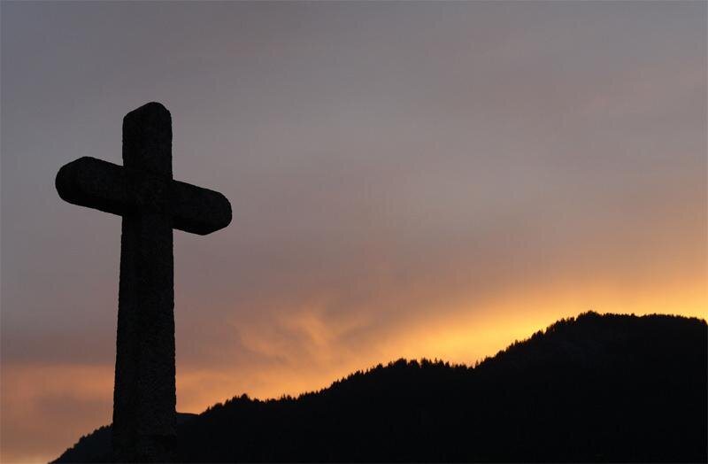 Крест - не только символ христианства, но, увы и знак того, что Россия вымирает.