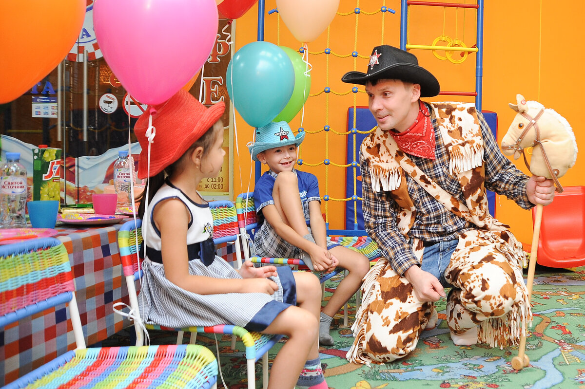 На фото: Ковбойский праздник в детской Игровой комнате