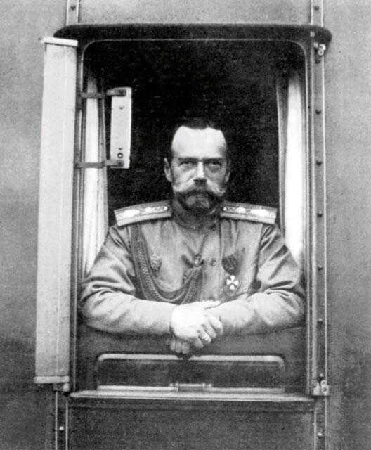                                                    Николай II в поезде