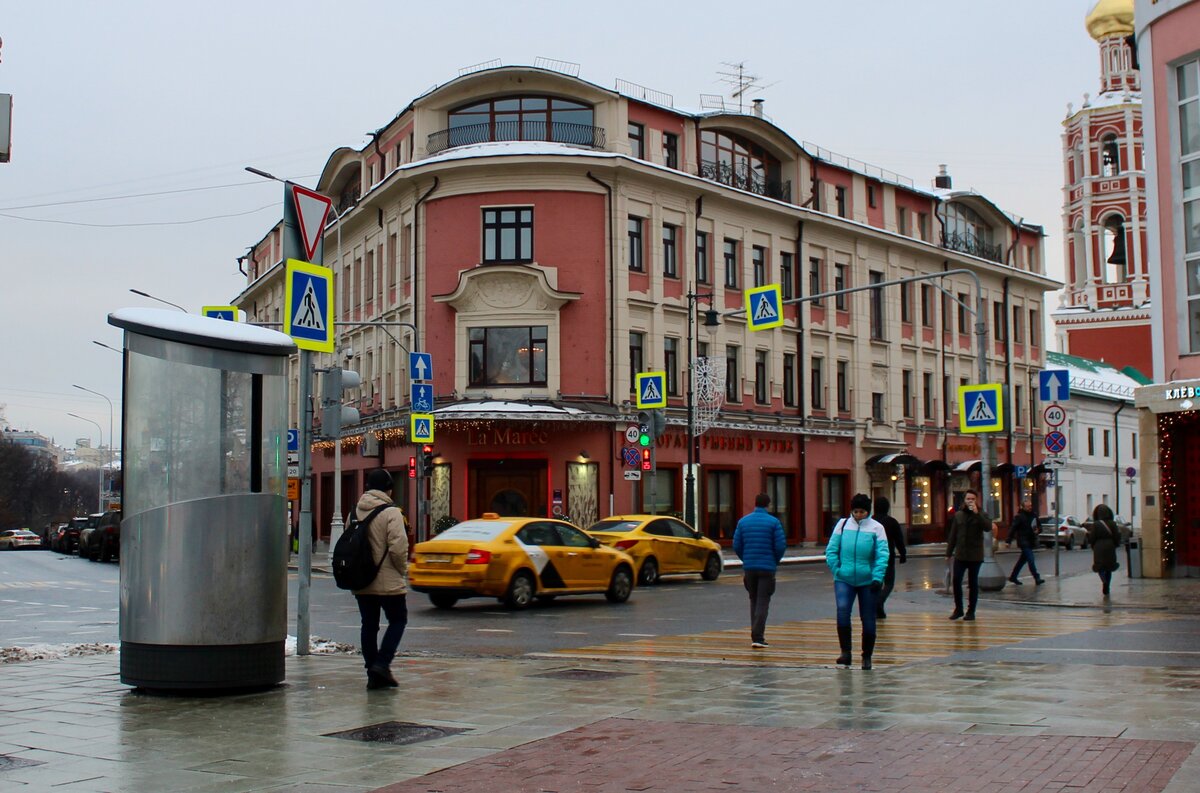 Страстной бульвар 1999. Москва страстной бульвар и Петровка. Петровка Бульварное кольцо. Петровки и страстного бульвара. Москва страстной бульвар пересечение с Петровкой.