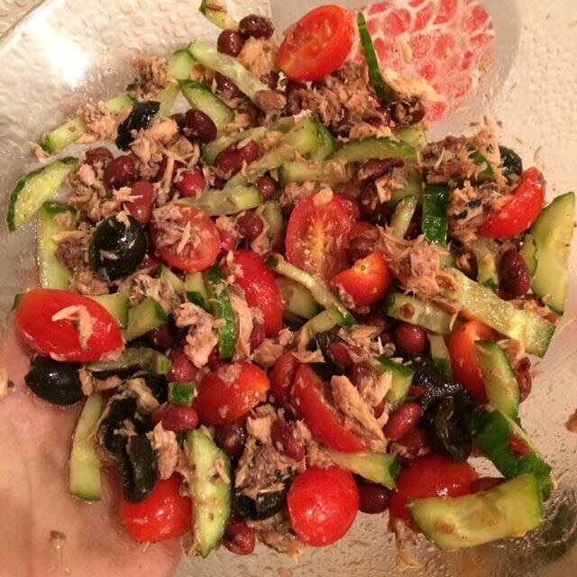 Белковый салат с тунцом и фасолью