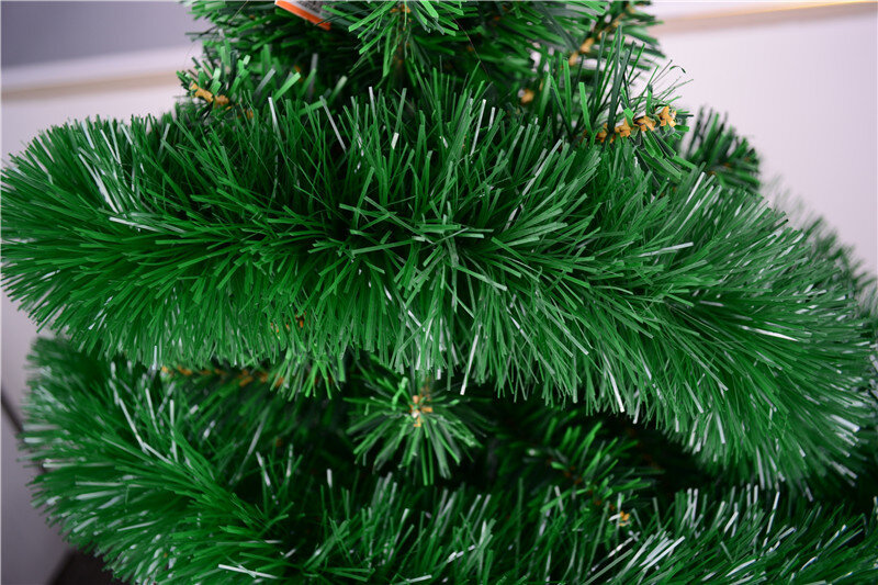 1. Придать новогодней елке  больше пышности поможет зеленая блестящая мишура.  Если поместить ее ближе к стволу дерева, около оснований веточек, то внешне будет казаться, что елка очень пышная.  Приобрести ее возможно в магазинах в виде обычного дождика. 