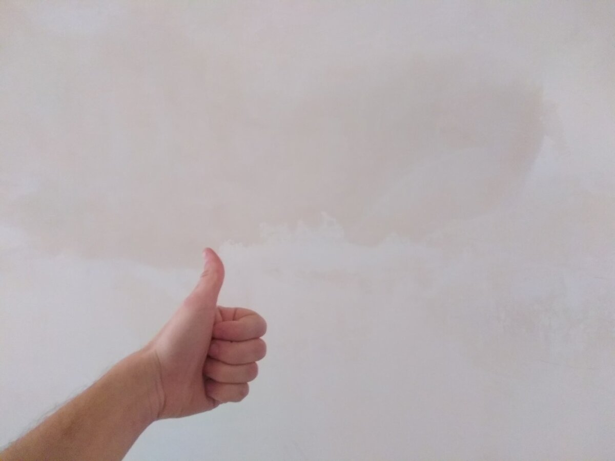 Вроде светло, стена выглядит хорошо, на ощупь тоже нормальная.