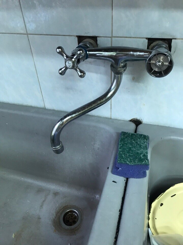 Не очень видно на фото, или видно? Он короткий, он просто почти впритык к краю раковины.