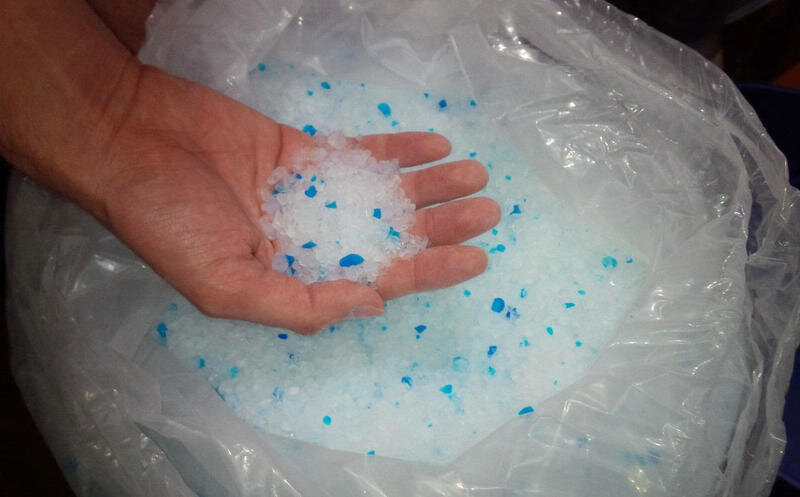 Наверное всем надоело когда окна потеют и приходиться вытирать окна и на зло нет тряпки под рукой. В этом мне помог мои кот, да да пушитый. Кошачий наполнитель это силикогель и он очень хорошо впитывает влагувлагу.