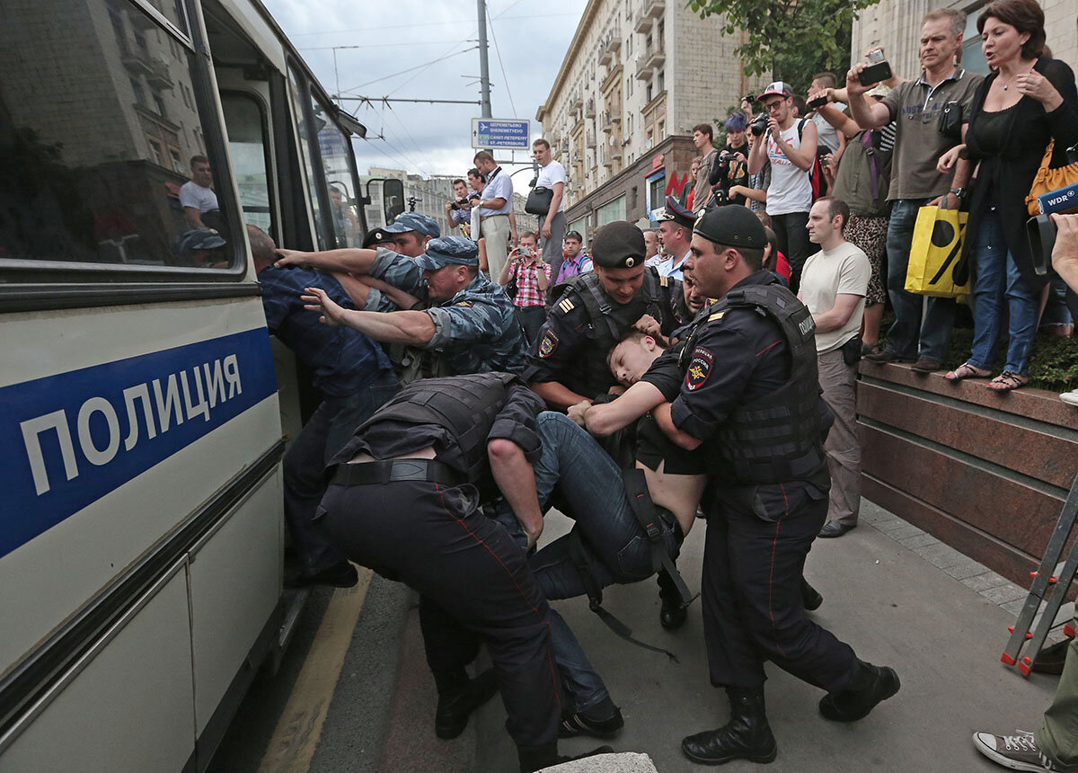 Митинг посадили. Задержание на акциях автозак. Пакуют в автозак.