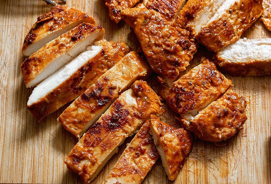 Жареное куриное филе на сковороде. Кусочки жареной курицы. Жареная куриная грудка. Кусочки жареной курицы. Запеченная куриная грудка.