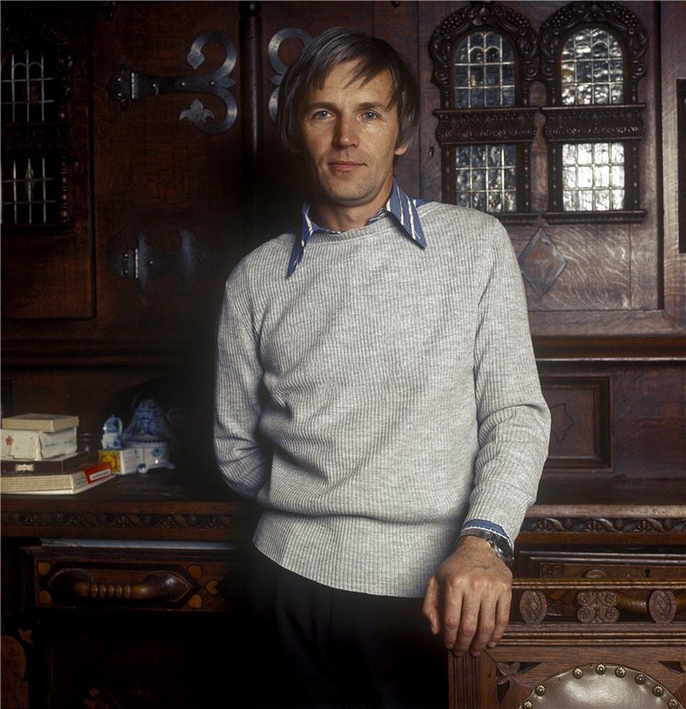 Фото с https://st.kp.yandex.net/im/kadr/2/7/4/kinopoisk.ru-Stanislav-Lyubshin-2741459.jpg