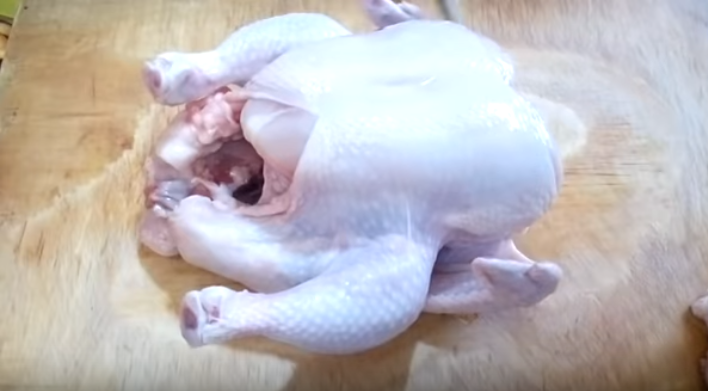 Предварительно моём и обсушиваем курицу. Отрезаем все лишние, вырезаем лишний жир. 