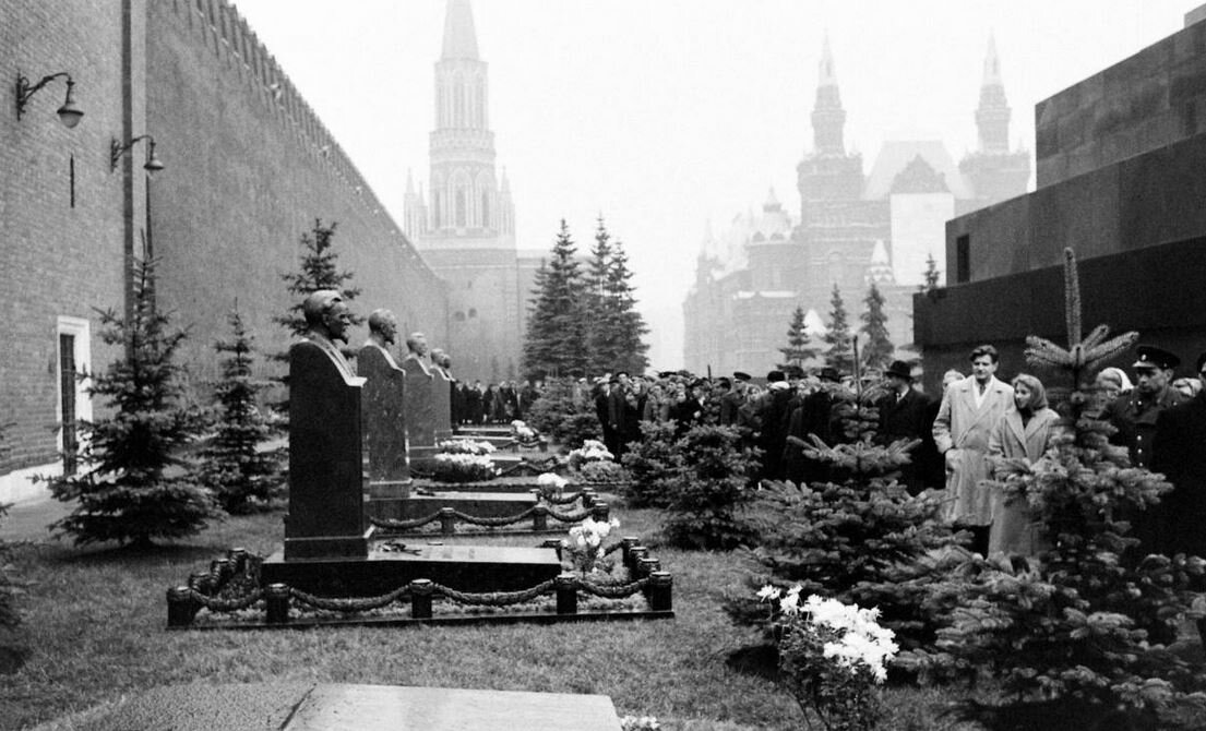 Памятник сталину у кремлевской стены в москве