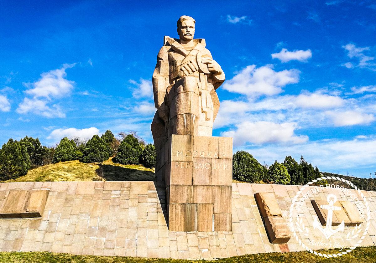 Памятник "Морякам революции" на трассе между Новороссийском и Геленджиком