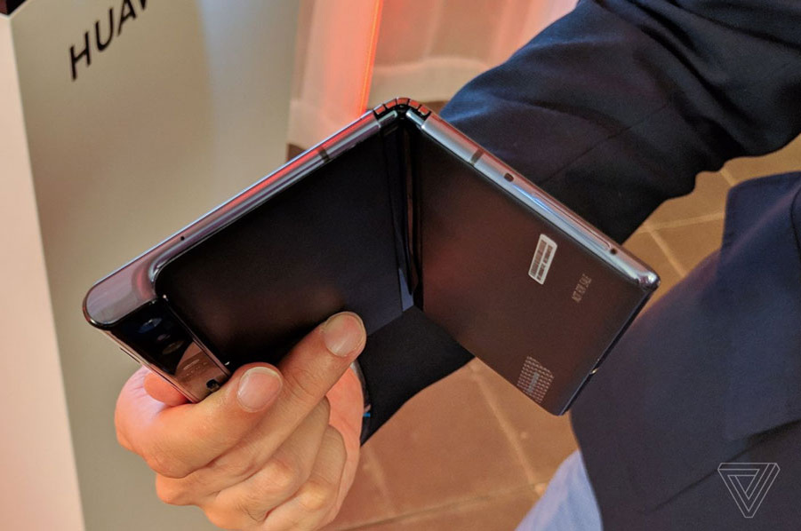 Камера была разработана совместно с компанией Leica и имеет три объектива — широкоугольный основной с разрешением 40 мегапикселей, дополнительный сверхширокоугольный на 16 мегапикселей и третий телеобъектив на 8 мегапикеселей. Особенность конструкции смартфона позволит пользователю даже сфотографировать всё, что находится на экране. Зачем? Ну просто потому что теперь это можно сделать!
Аналогично решению от Samsung, в Huawei Mate X используется сразу два аккумулятора суммарной ёмкость 4500 мА\ч, который поддерживает зарядку мощностью до 55 Ватт. Компания заявляет, что новая технология позволит зарядить смартфон с 0 до 85% всего лишь за 30 минут. И на данный момент, исходя из этих заявлений — это самая быстрая зарядка всех аналогов.
Работает устройство на базе операционной системы Android 9 Pie с фирменной оболочкой EMUI 9.1.1.

