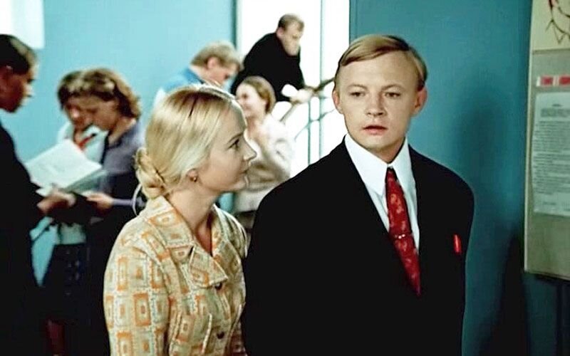      Год: 1972
    Страна: СССР
    Жанр: мелодрама, комедия
    Оценка КиноПоиска: 8.4
    Рейтинг IMDb: 8.3

Согласно оценкам престижных киноресурсов, первое место достается известнейшей советской комедии о Несторе Северове, который работает преподавателем в вечерней школе — т.е. школе для взрослых. Его ученики — молодые люди, которые днем работают, а вечером посещают занятия.

Вокруг этого и строятся различные комичные ситуации: взрослые ребята сталкиваются с «детскими» школьными проблемами и ведут себя соответственно — словно большие дети. А чего только стоит актерская команда с Леоновым, Кононовым, Быковым, Крамаровым и многими другими яркими персонажами!