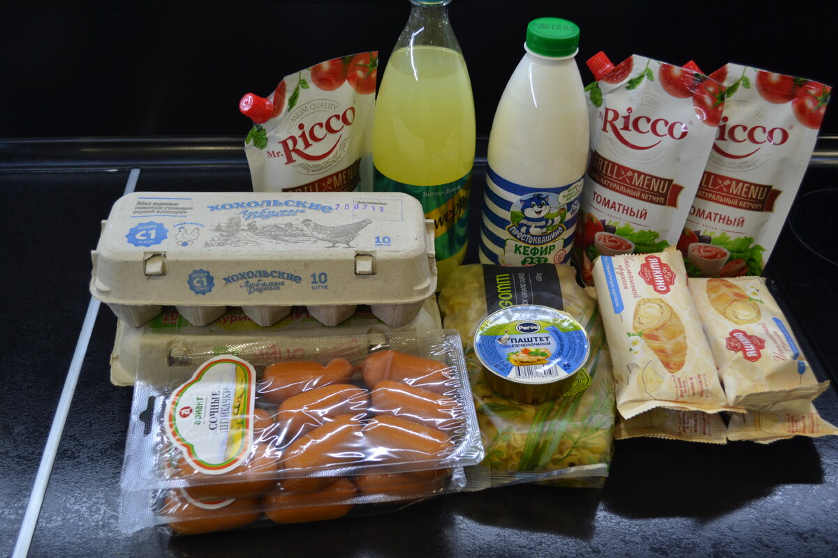 сладости в магазине пятерочка. какие товары продают за рубли. какие товары продают за рубли. какие товары выгоднее покупать набором. дешевая еда в магазине.