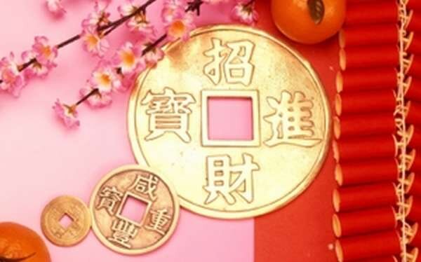 Фэншуй — древнее восточное учение о правильной организации пространства. Согласно этой философии, каждое жилище обладает энергией. Чтобы в доме циркулировали только положительные потоки Ци, нужно определенным образом расставить предметы в помещении. Интерьер, оформленный по всем правилам, будет дарить счастье своим жильцам. Существует особый фэншуй для привлечения денег, который позволяет добиться богатства и процветания.