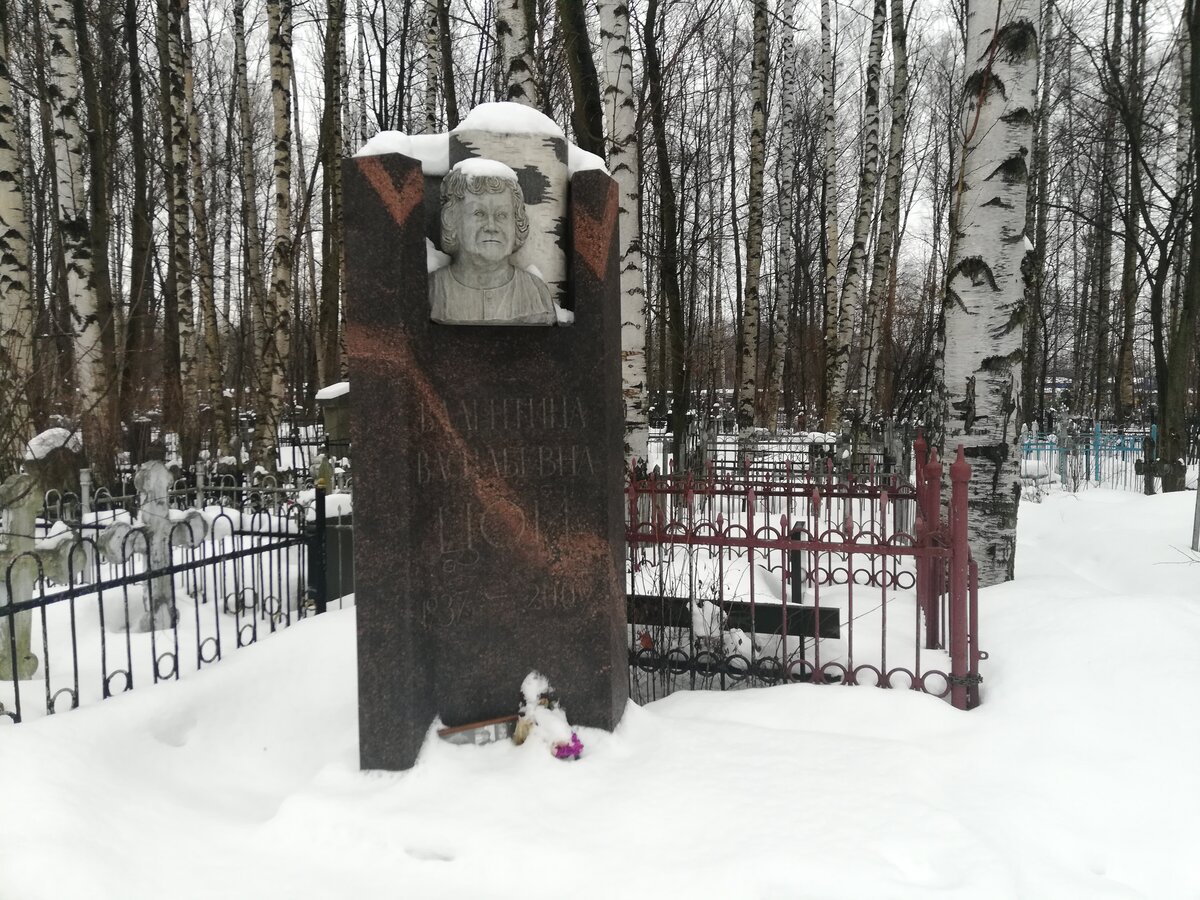 Богословское кладбище спб. Богословское кладбище Санкт-Петербург. Богословское кладбище Санкт-Петербург могилы знаменитостей. Лианозовское кладбище могила Лидии Ивановой. Богословское кладбище могилы знаменитостей.